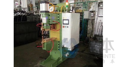 青島焊本為客戶安裝調試M16法蘭螺母中頻點焊機