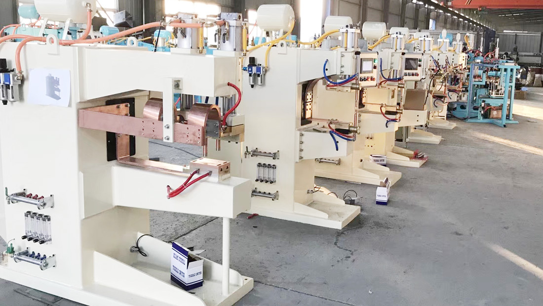 加長臂點焊機生產(chǎn)現(xiàn)場